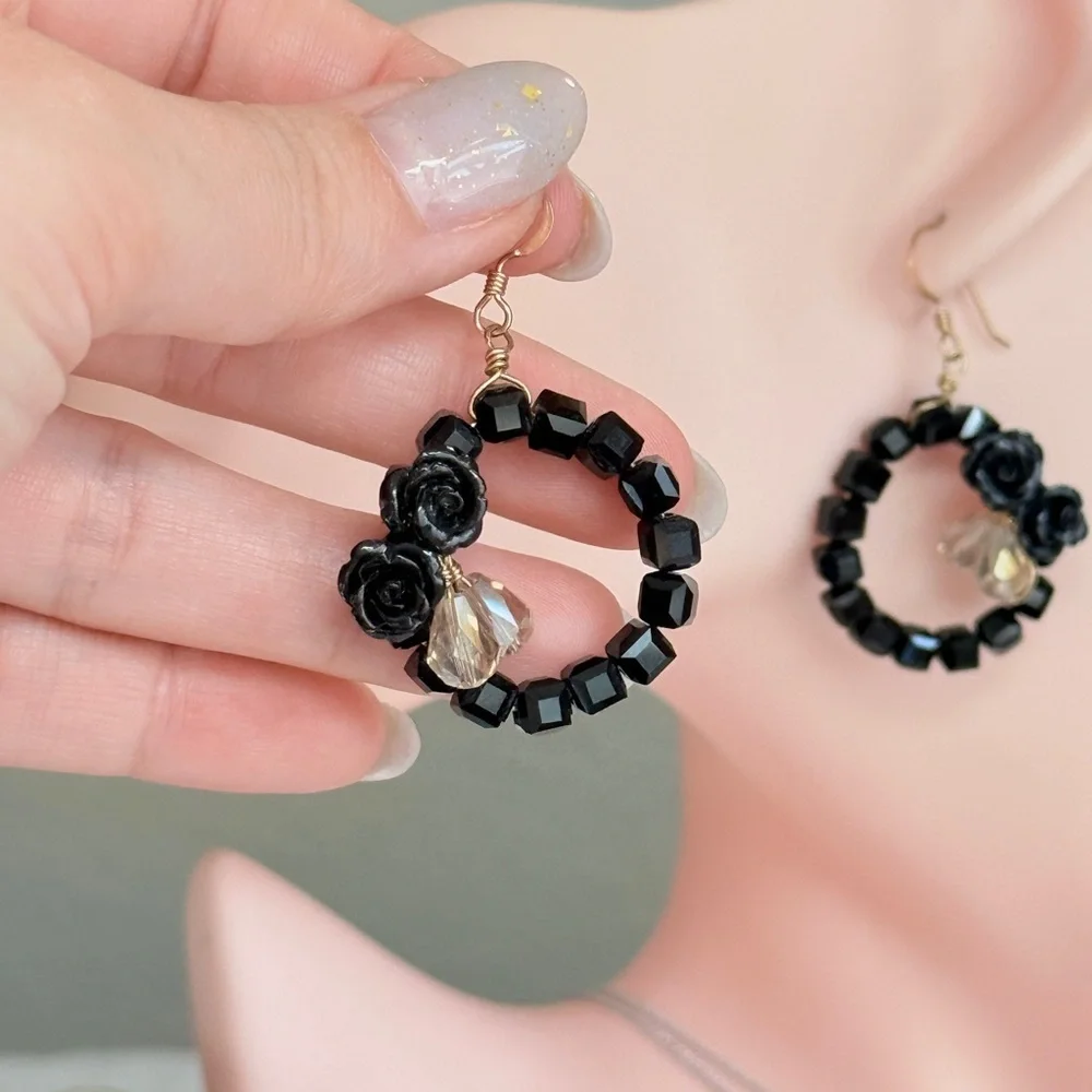 ⚜️ Elegant Black Beaded Earrings - Picture 7 of 10